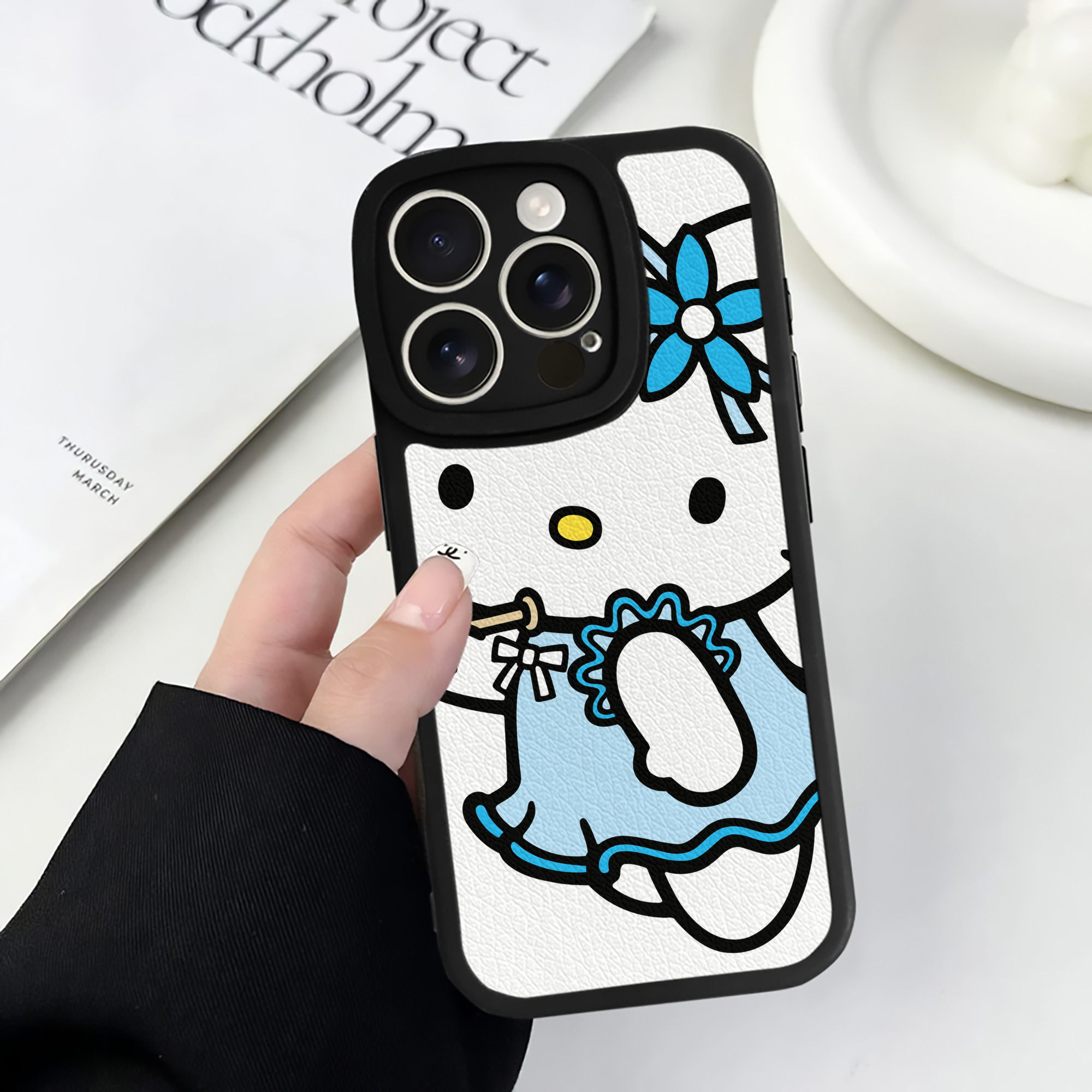 （画像用） Hello Kitty ハローキティ 【iPhone 16シリーズ対応】シリコンスマホケース（レザー調） 材質：シリコン